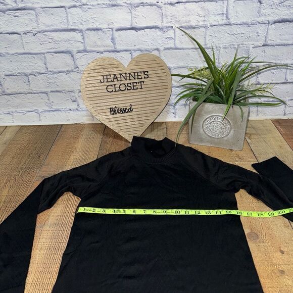 Lululemon Rest Less Mock Neck
Black / Black - Picture 8 of 14